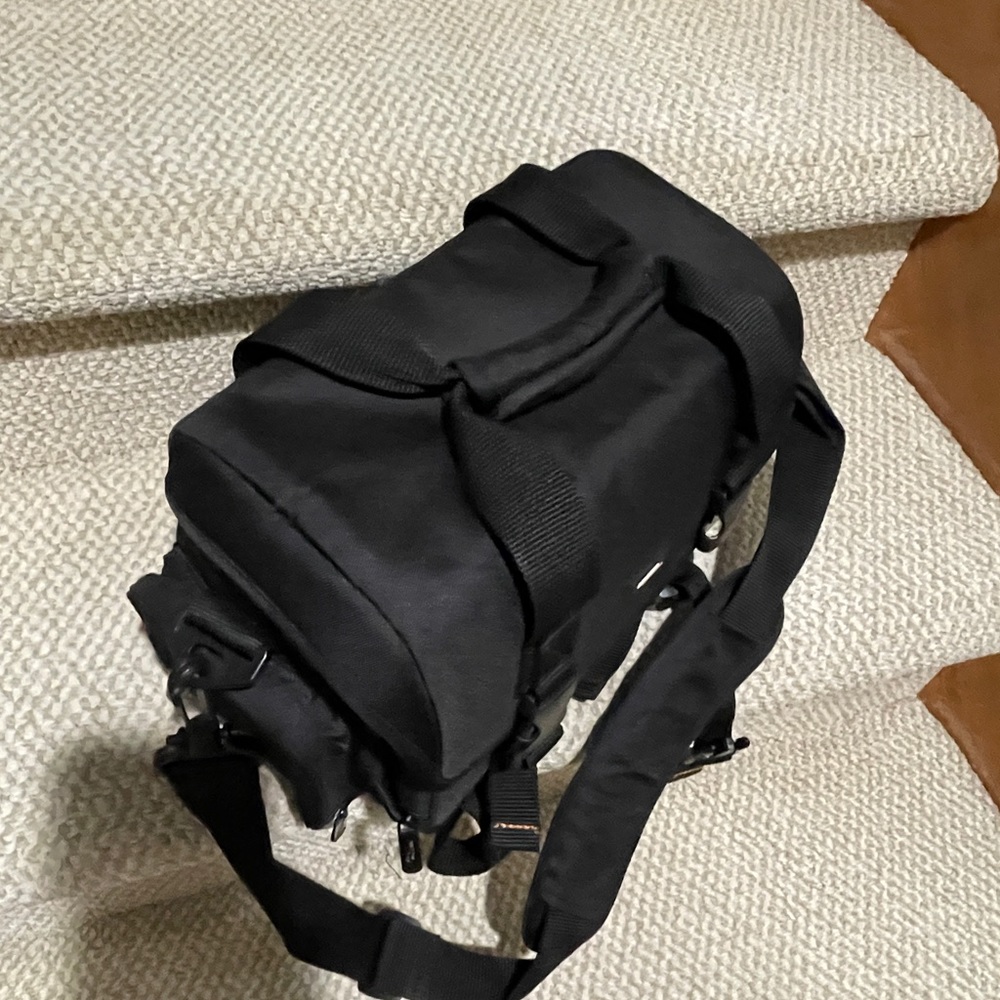 Amazon Basics Camera Bag - Picture 3 of 6